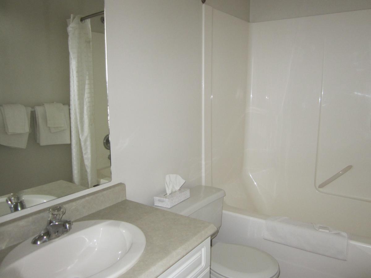 Kacee'S Northern Suites Fort Nelson Extérieur photo