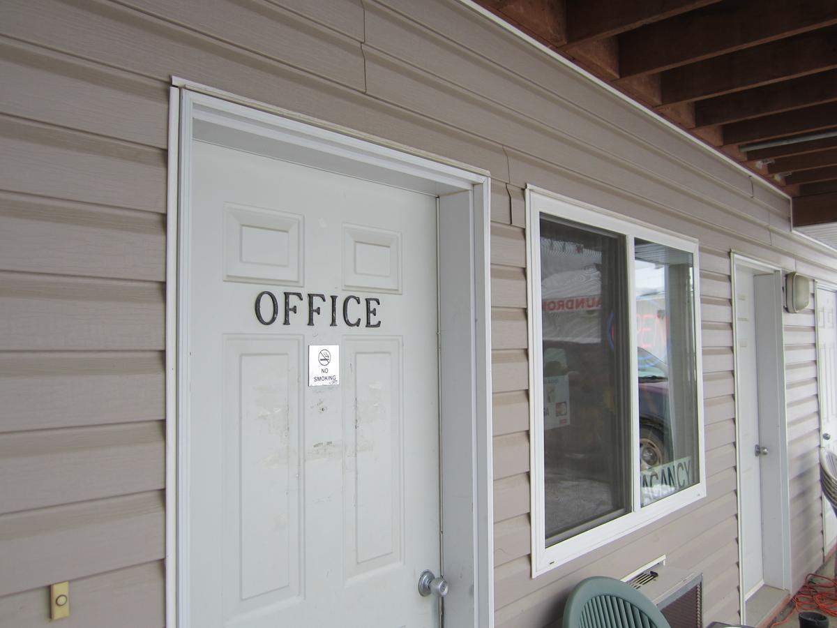 Kacee'S Northern Suites Fort Nelson Extérieur photo