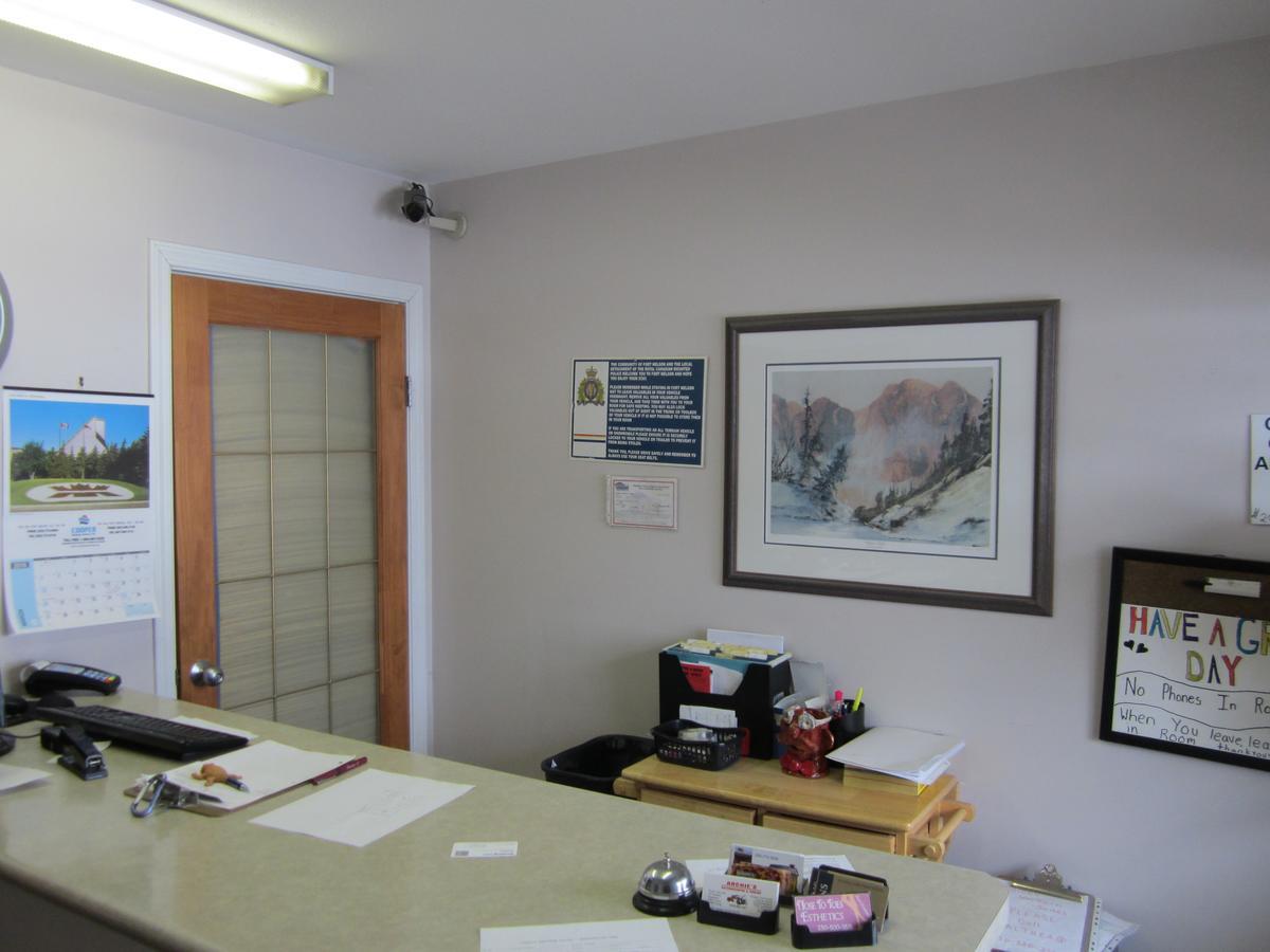 Kacee'S Northern Suites Fort Nelson Extérieur photo