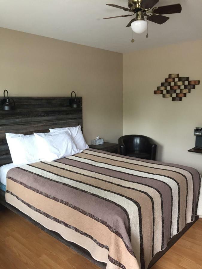 Kacee'S Northern Suites Fort Nelson Extérieur photo
